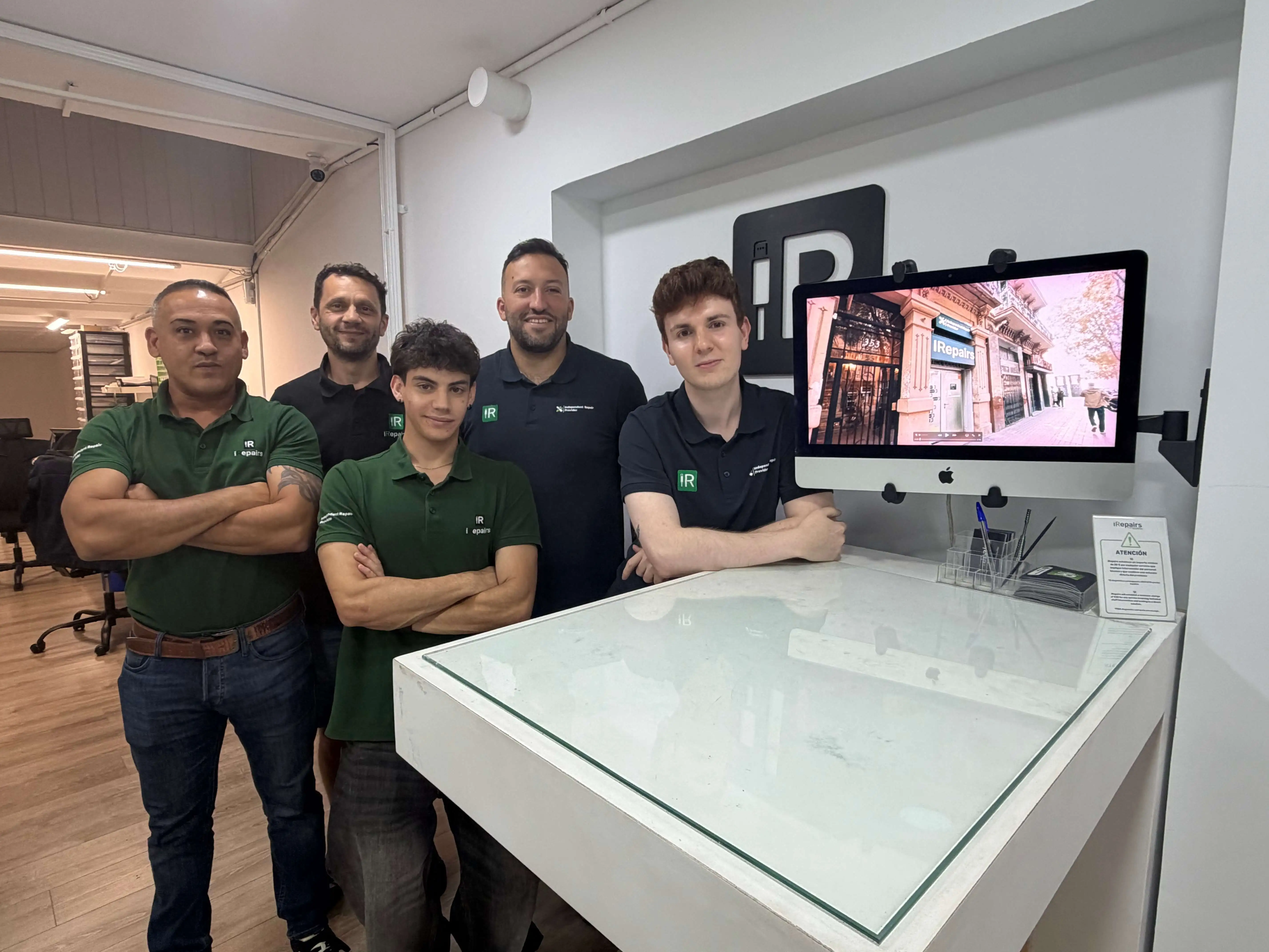 Equipo técnico de Peach Data Recovery en el laboratorio